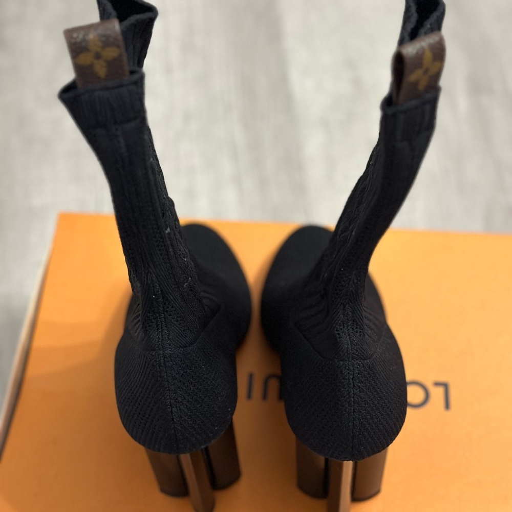 Authentic Louis Vuitton Silhouette Bootie Boots original box and dust bags incl.
